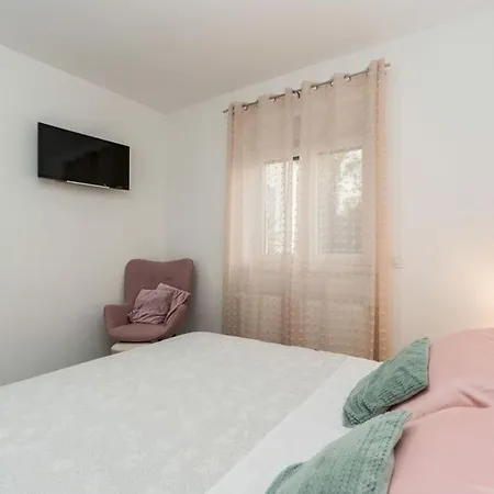 Villa Nicoll With Pool, 50 M From The Beach