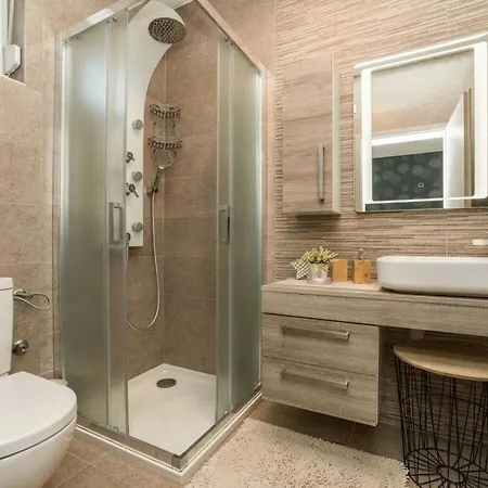 Nicoll With Pool, 50 M From The Beach *