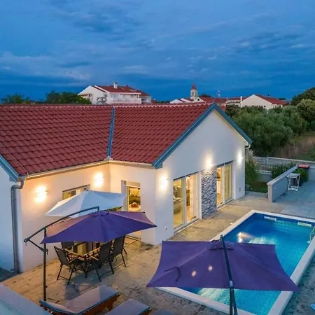 Nicoll With Pool, 50 M From The Beach *