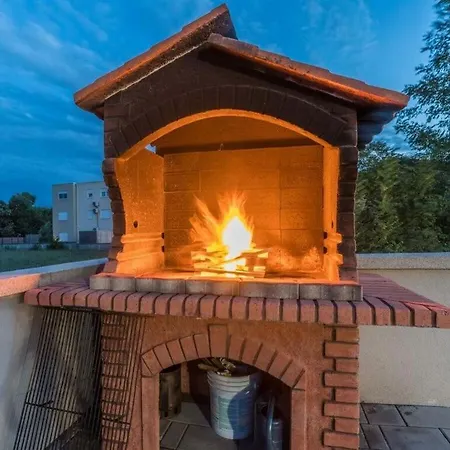 Nicoll With Pool, 50 M From The Beach * Privlaka (Zadar)