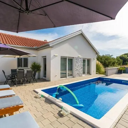 Villa Nicoll With Pool, 50 M From The Beach *