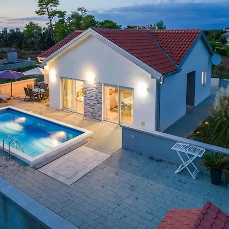 Nicoll With Pool, 50 M From The Beach Privlaka (Zadar)