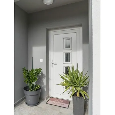 Nicoll With Pool, 50 M From The Beach *