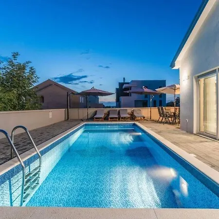 Nicoll With Pool, 50 M From The Beach *