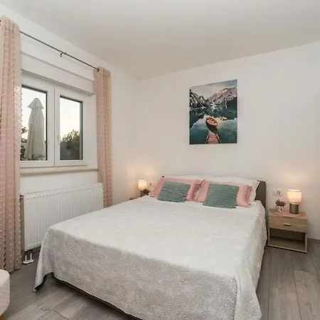 Villa Nicoll With Pool, 50 M From The Beach