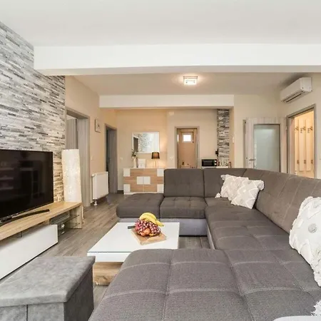 Nicoll With Pool, 50 M From The Beach Villa *