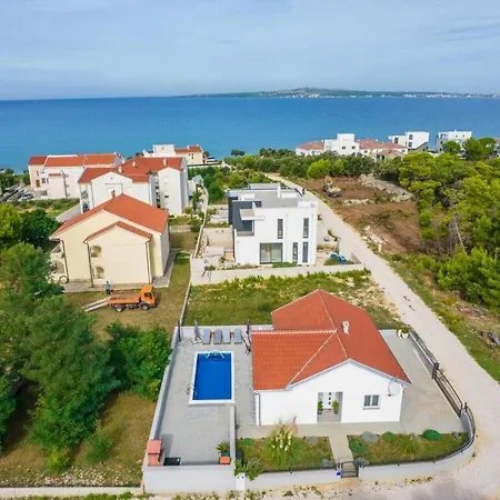 Villa Nicoll With Pool, 50 M From The Beach