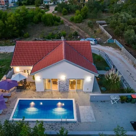Nicoll With Pool, 50 M From The Beach Villa *