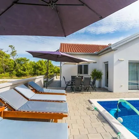 Nicoll With Pool, 50 M From The Beach *