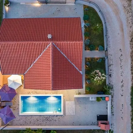 Nicoll With Pool, 50 M From The Beach 빌라